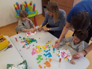 Dzień Babci i Dziadka Dzieci przygotowały laurki z najlepszymi życzeniami dla dziadków