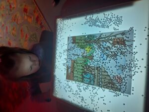 Podświetlany stolik umożliwia świetną zabawę i ćwiczenie zmysłów...