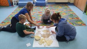 Read more about the article Przedszkolaki z grupy I wykonały z rożnych materiałów sypkich plakat bałwana.