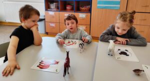 Na zajęciach języka angielskiego dzieci poznawały nazwy zwierząt wiejskich oraz słowa: czysty – brudny.